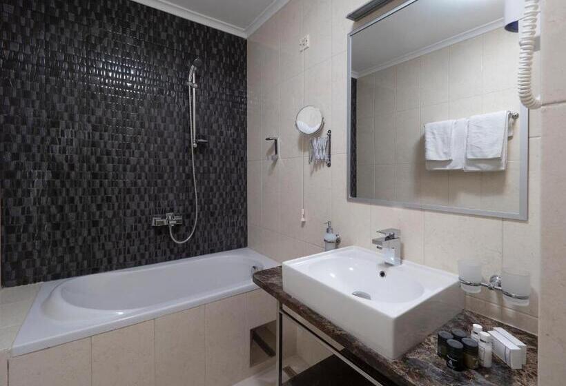 اتاق خانوادگی, Tara Becici