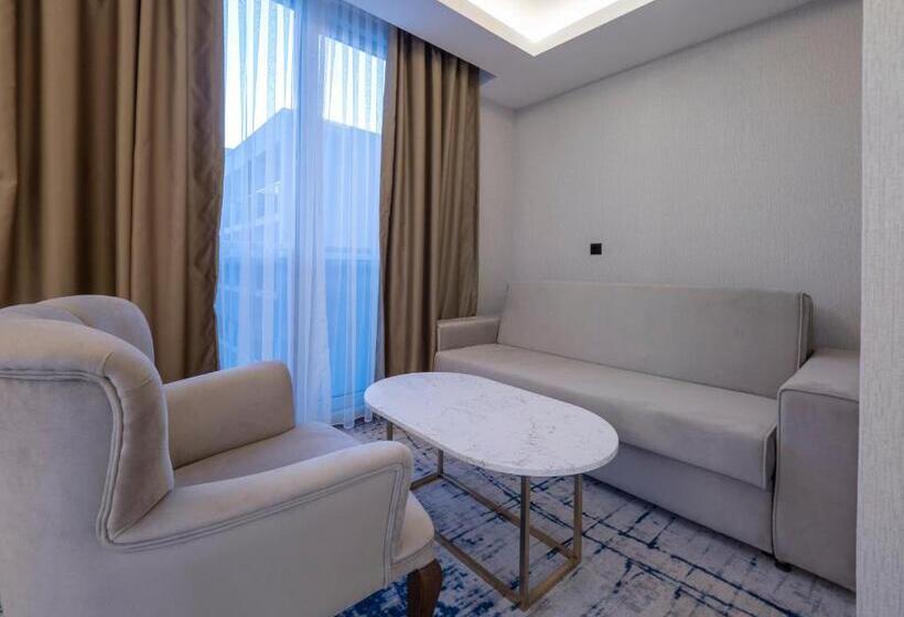 اتاق خانوادگی, Tara Becici