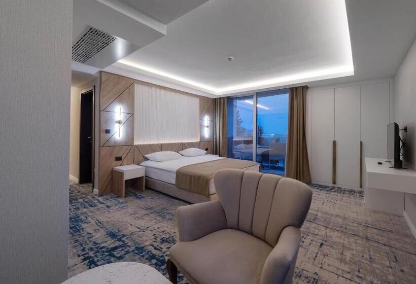 اتاق خانوادگی, Tara Becici