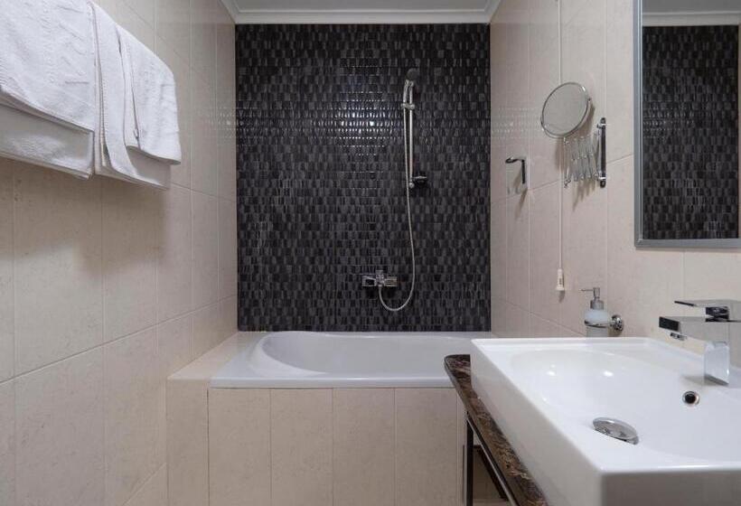 اتاق خانوادگی با چشم‌انداز دریا, Tara Becici