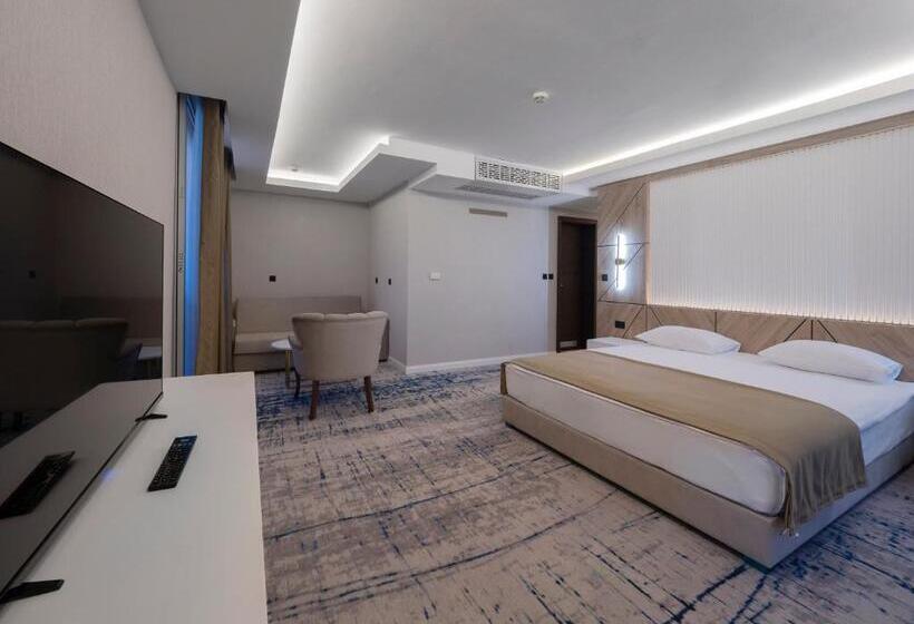 اتاق خانوادگی با چشم‌انداز دریا, Tara Becici