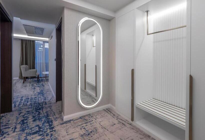 اتاق خانوادگی با چشم‌انداز دریا, Tara Becici