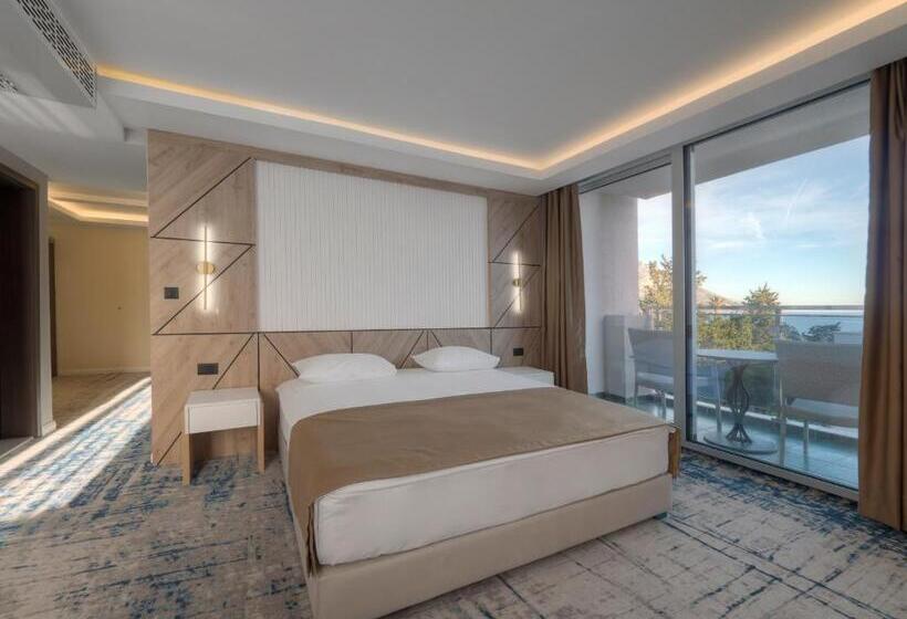 اتاق خانوادگی با چشم‌انداز دریا, Tara Becici