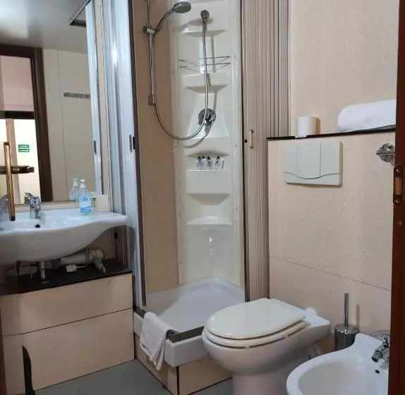 اتاق استاندارد چهار تخته, Albergo Caffaro