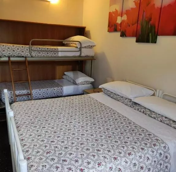 اتاق استاندارد چهار تخته, Albergo Caffaro