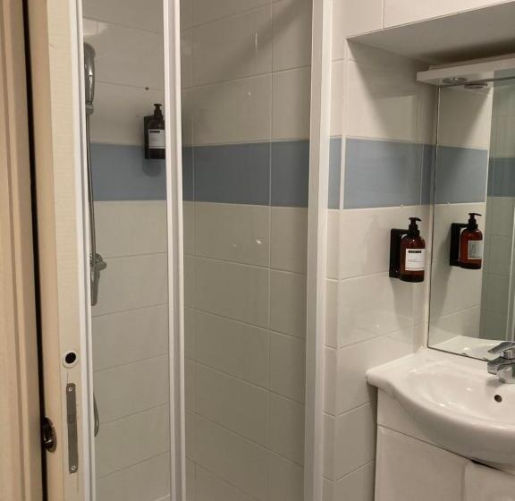 اتاق اکونومی یک تخته, Anne De Bretagne