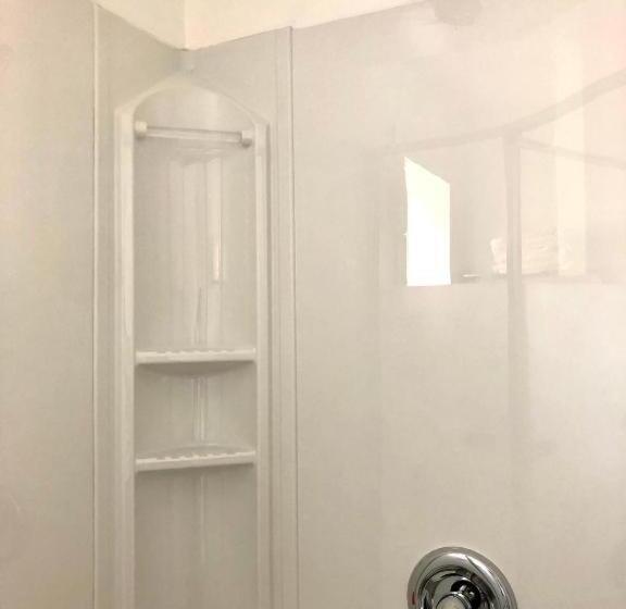 سوئیت 2 خوابه, Canterbury Inn