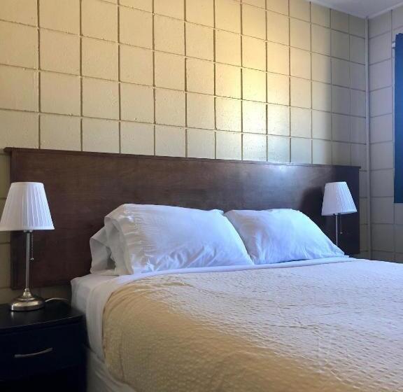 سوییت لوکس, Canterbury Inn