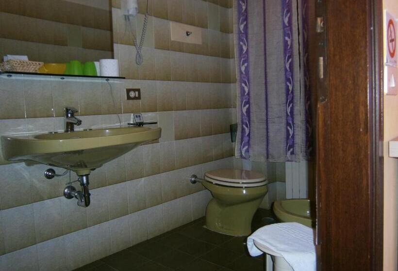 غرفة قياسية مزوَّدة بشُرفة, Chiara