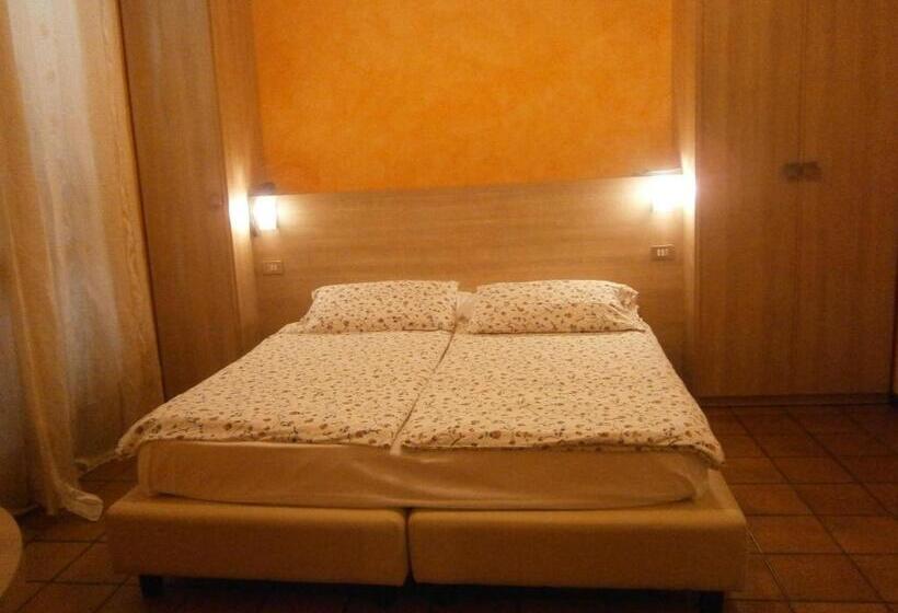 غرفة قياسية مزوَّدة بشُرفة, Chiara