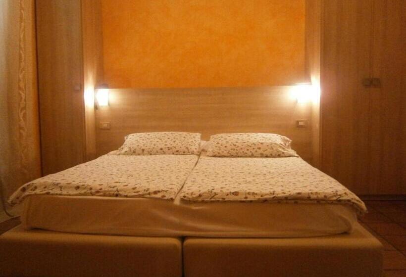 غرفة قياسية مزوَّدة بشُرفة, Chiara