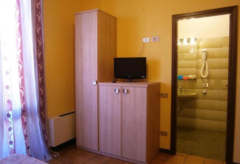 غرفة قياسية ثلاثية مزودة بشرفة, Chiara