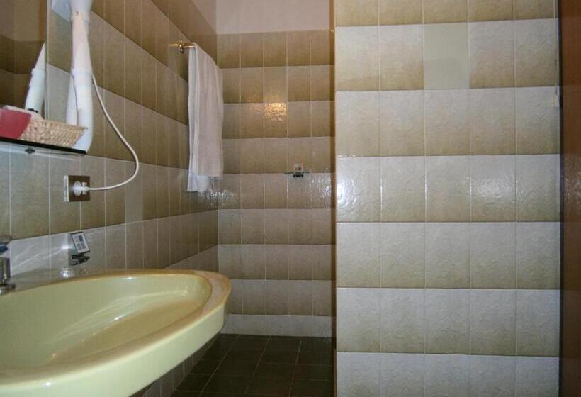 غرفة قياسية ثلاثية مزودة بشرفة, Chiara