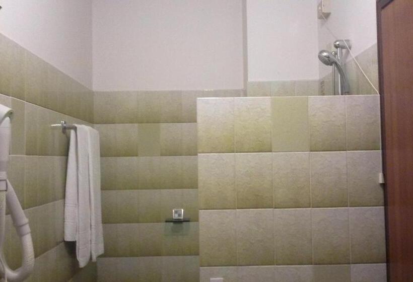 غرفة قياسية ثلاثية مزودة بشرفة, Chiara