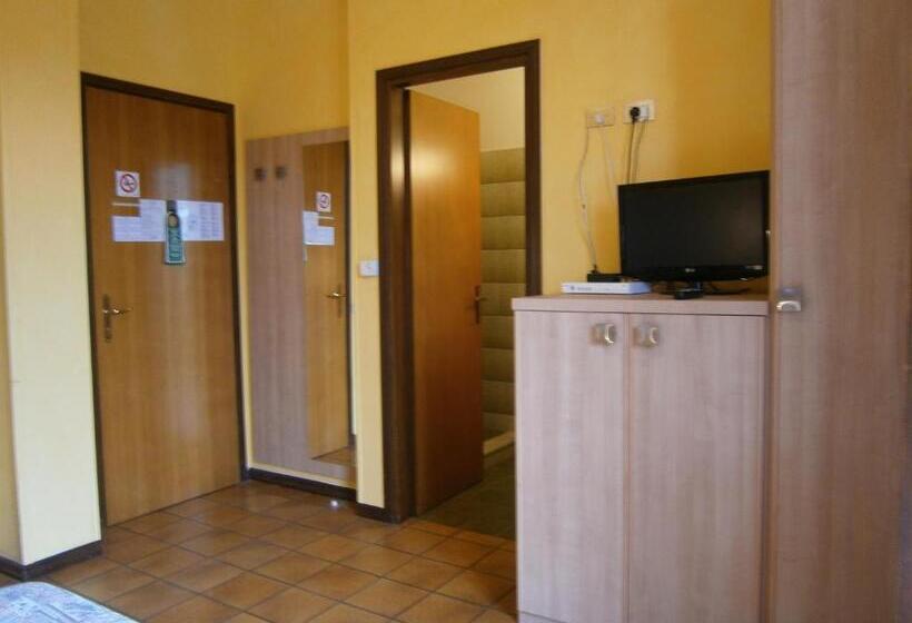 غرفة قياسية ثلاثية مزودة بشرفة, Chiara