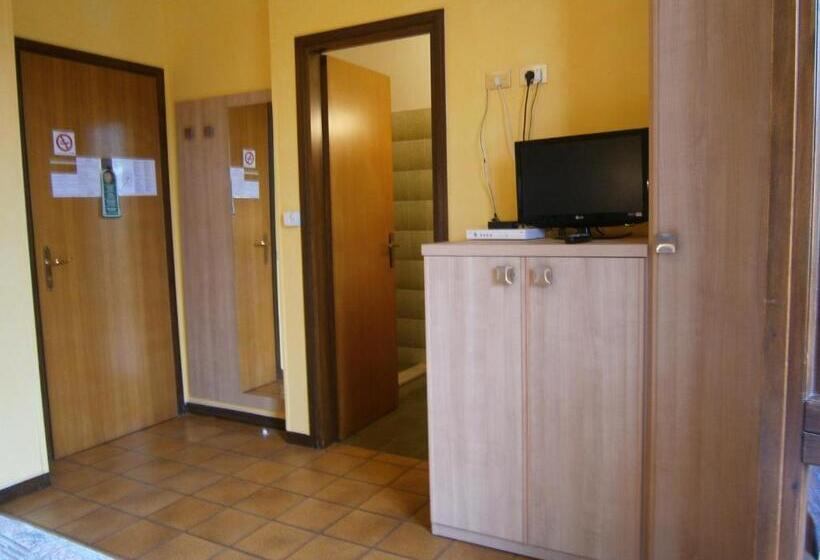 غرفة قياسية ثلاثية مزودة بشرفة, Chiara