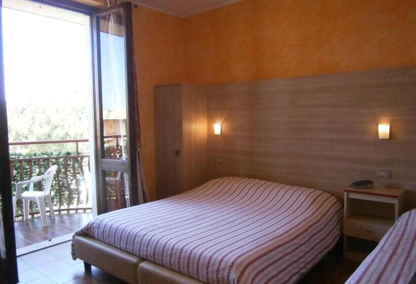 غرفة قياسية ثلاثية مزودة بشرفة, Chiara