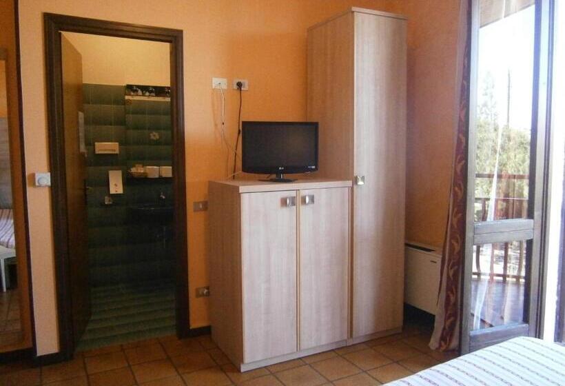 غرفة قياسية ثلاثية مزودة بشرفة, Chiara