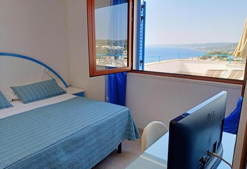 غرفة عائلية مطلّة علي البحر, Degli Ulivi