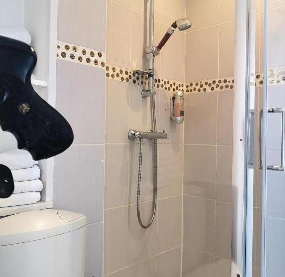 Standard Connecting Room, Detective