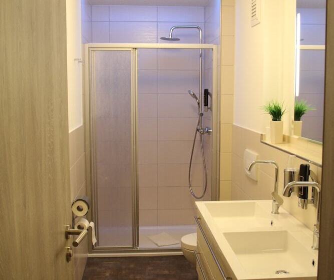 Номер Стандарт Трехместный, Engel