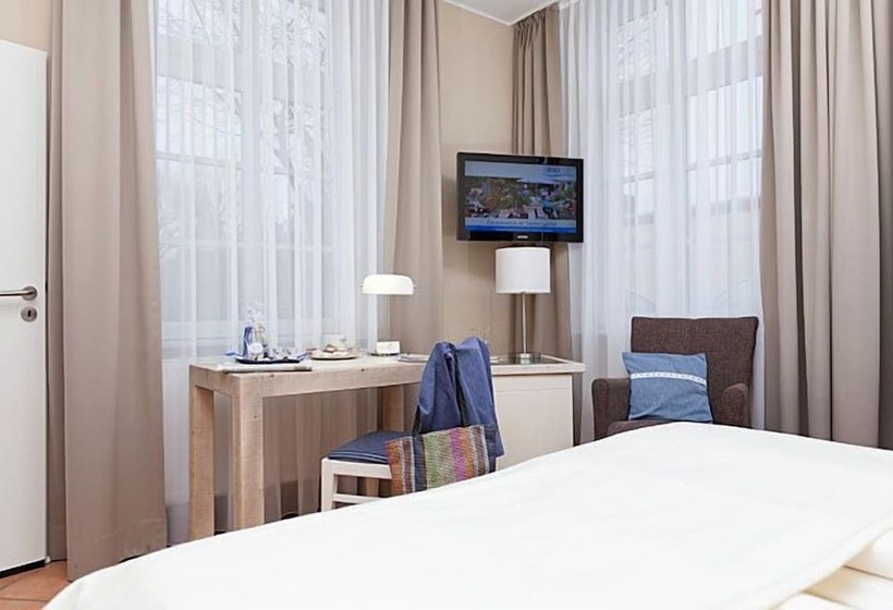 컴포트 룸, Hinrichs