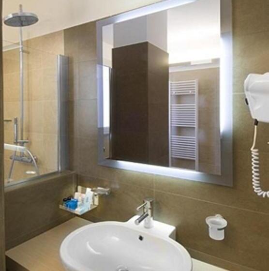 标准三人间, Imperial