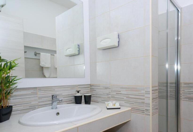 Comfort Kolmen Hengen Huone, Jonio