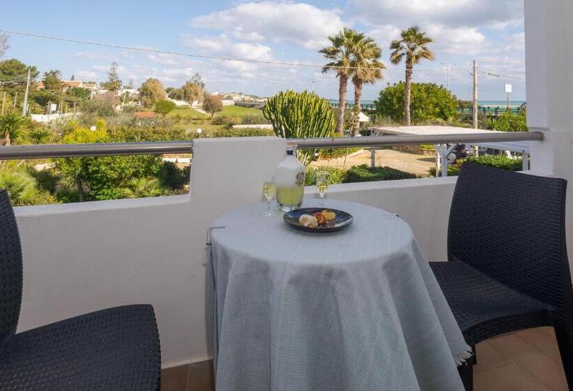 Comfort Kolmen Hengen Huone, Jonio