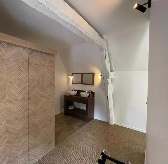 Deluxe Neljän Hengen Huone, Manoir D Hastings