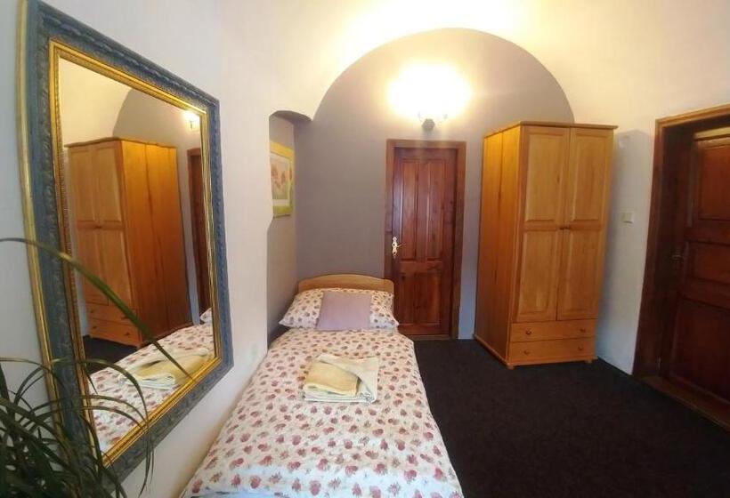 标准三人间, Mini Hotel Abraka & Apartments