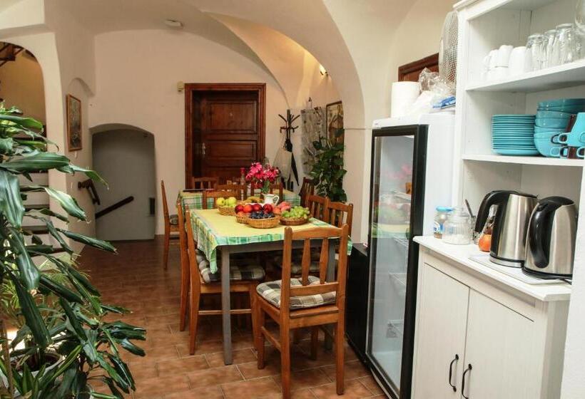 四人标准间, Mini Hotel Abraka & Apartments