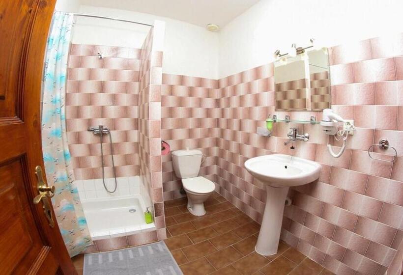 四人标准间, Mini Hotel Abraka & Apartments