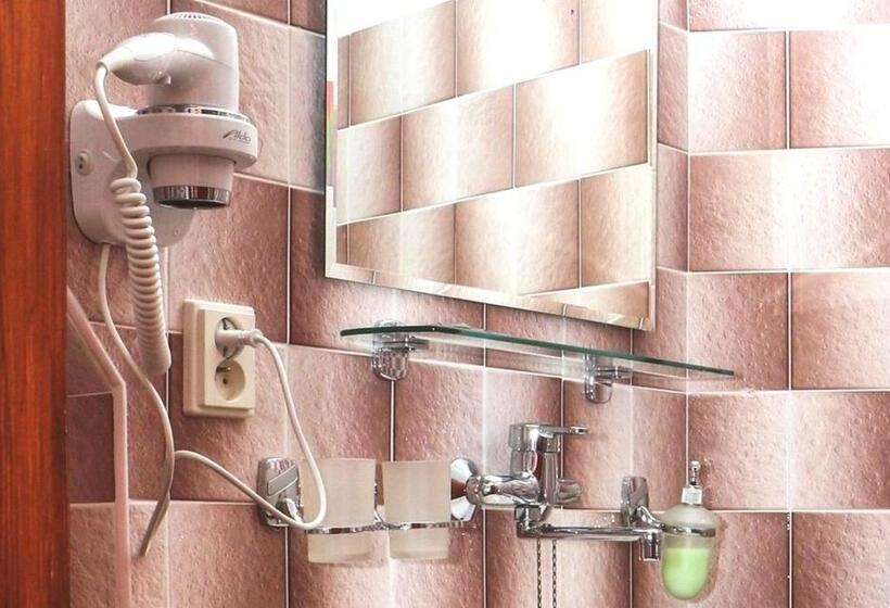 四人标准间, Mini Hotel Abraka & Apartments