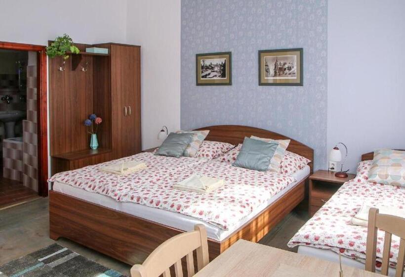 四人标准间, Mini Hotel Abraka & Apartments