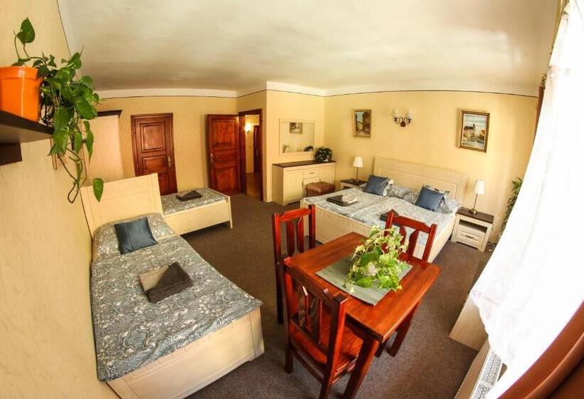 四人标准间, Mini Hotel Abraka & Apartments