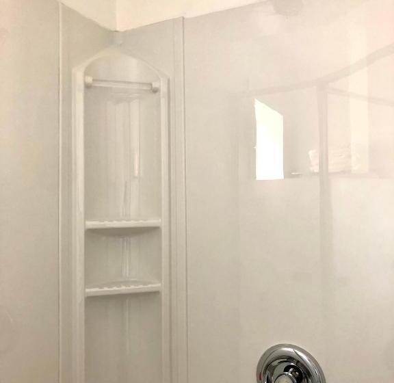 سوئیت 2 خوابه, Canterbury Inn