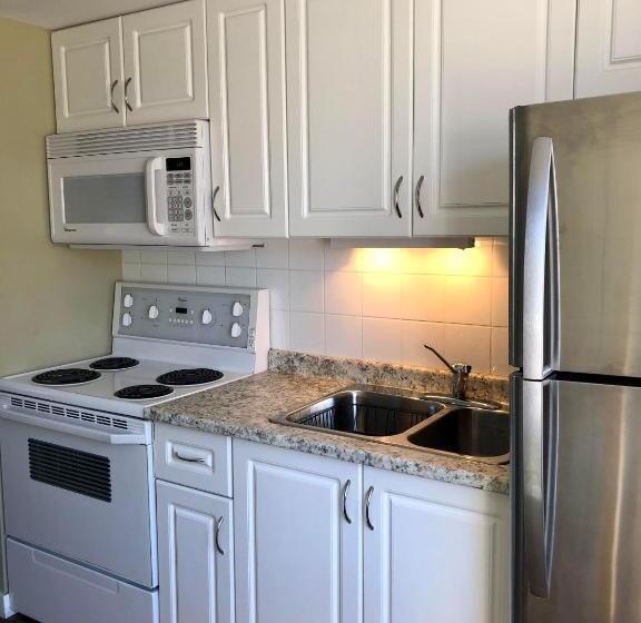 سوییت لوکس, Canterbury Inn