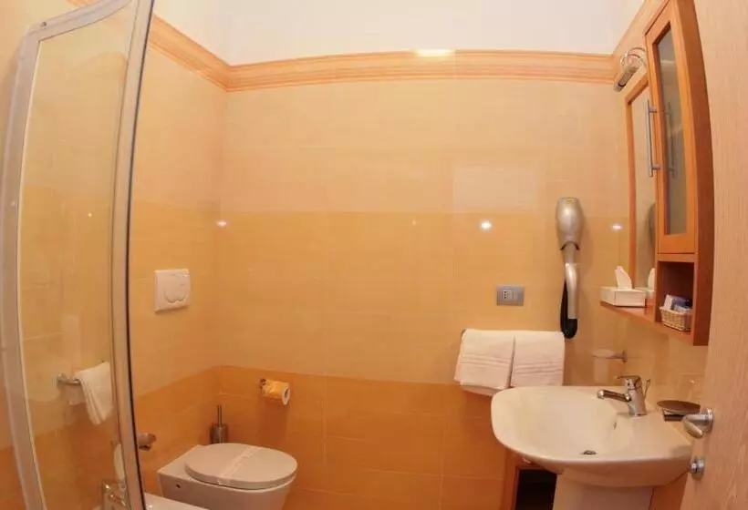 Camera Tripla Standard, Yria