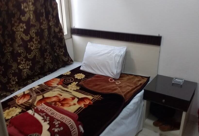 اتاق استاندارد یک نفره, Isis Hostel 2