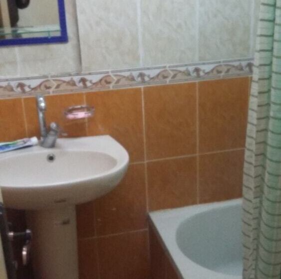 اتاق استاندارد سه نفره, Isis Hostel 2