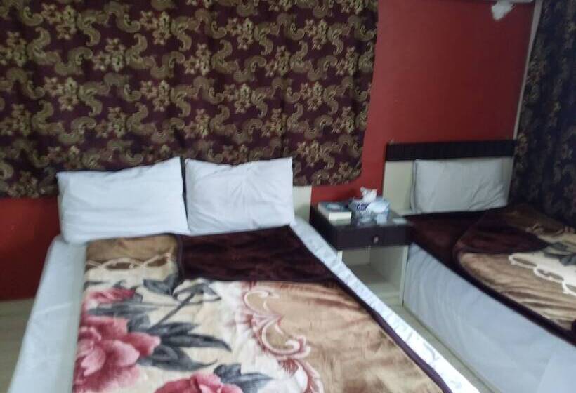 اتاق استاندارد سه نفره, Isis Hostel 2