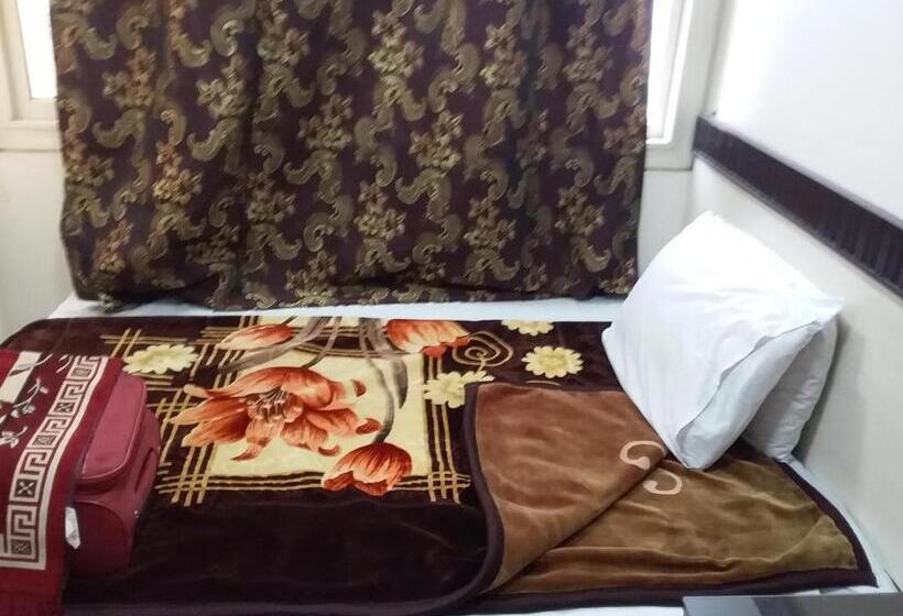 اتاق استاندارد یک نفره, Isis Hostel 2