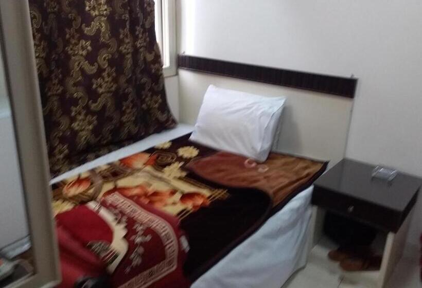 اتاق استاندارد یک نفره, Isis Hostel 2