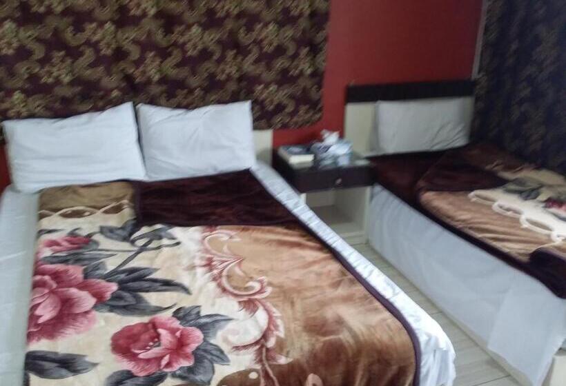 اتاق استاندارد سه نفره, Isis Hostel 2