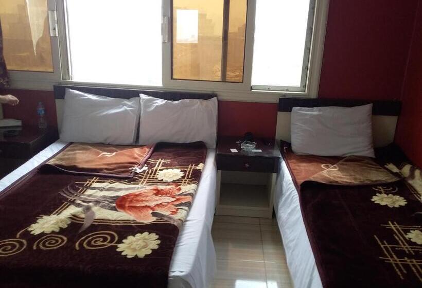 اتاق استاندارد سه نفره, Isis Hostel 2