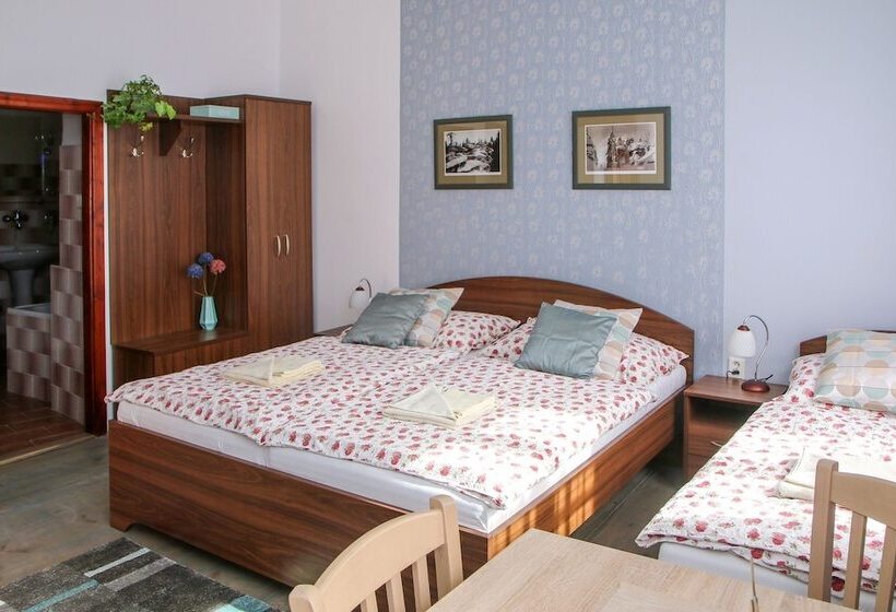 四人标准间, Mini Hotel Abraka & Apartments