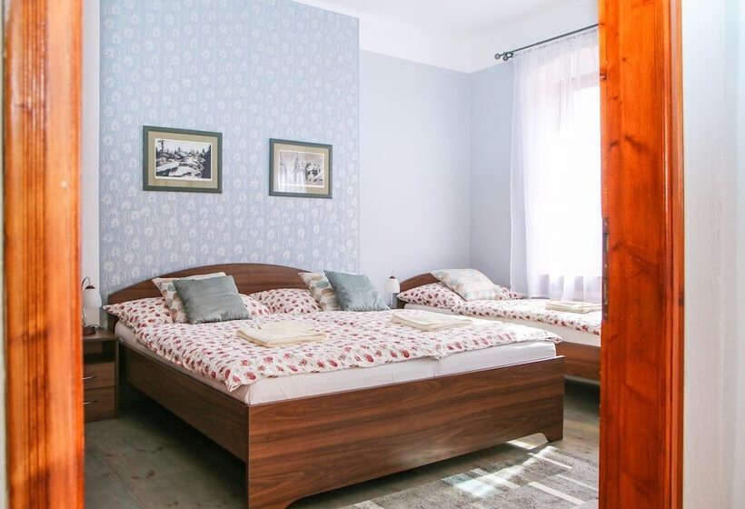 四人标准间, Mini Hotel Abraka & Apartments