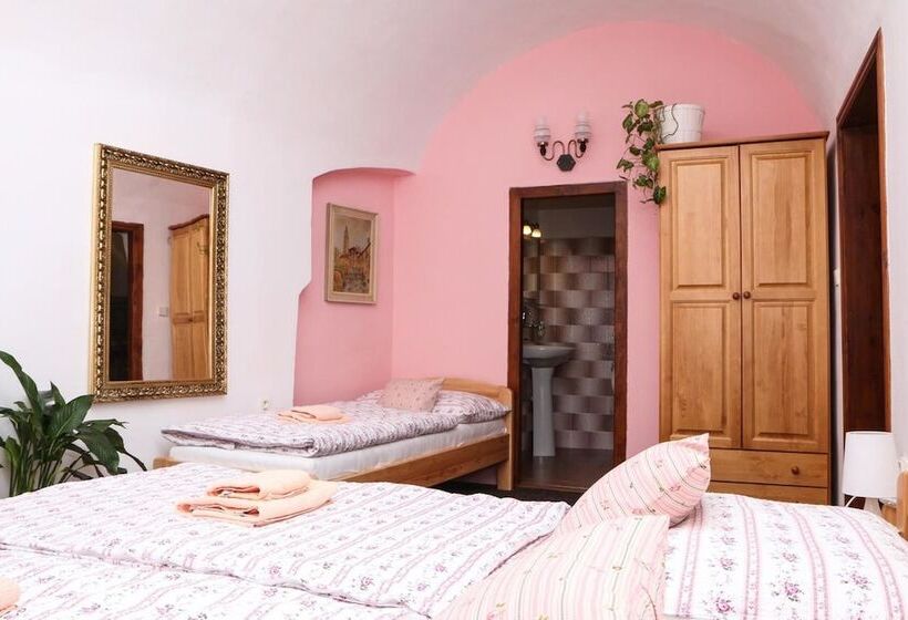 标准三人间, Mini Hotel Abraka & Apartments