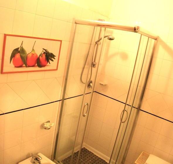 غرفة قياسية ثلاثية, Albergo Teatro